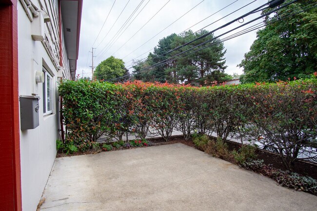 Building Photo - John's Landing 1 Bed Flat with D/W, W/D, Private Patio!!