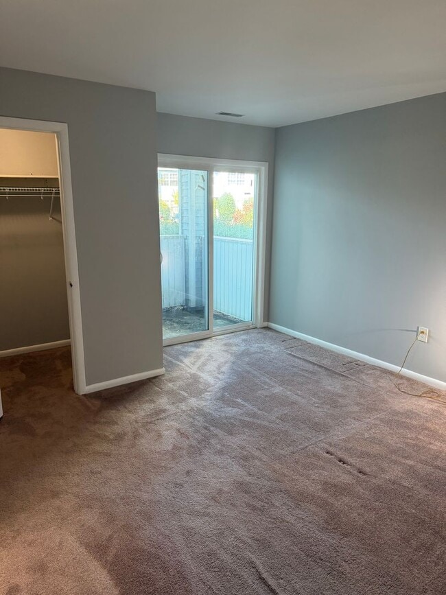 Building Photo - Move in Ready 2 Bedroom, 1 Bathroom First ...