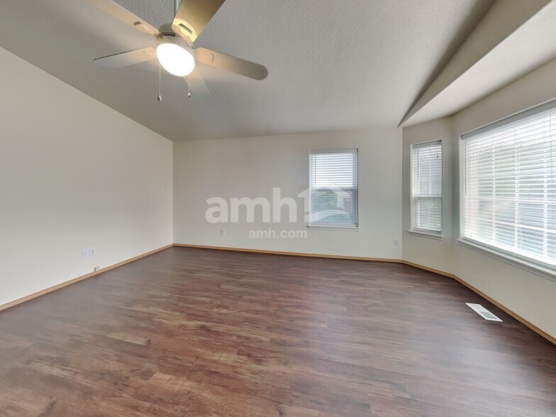 Building Photo - 720 W Tern Dr