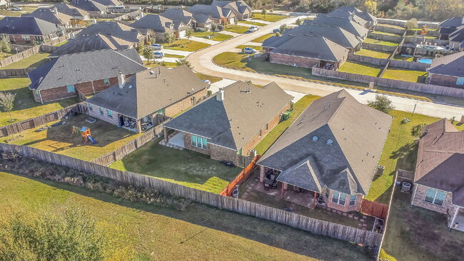 Building Photo - Welcome to this well-kept, single-story gem located in the Villas of Mia Lago!