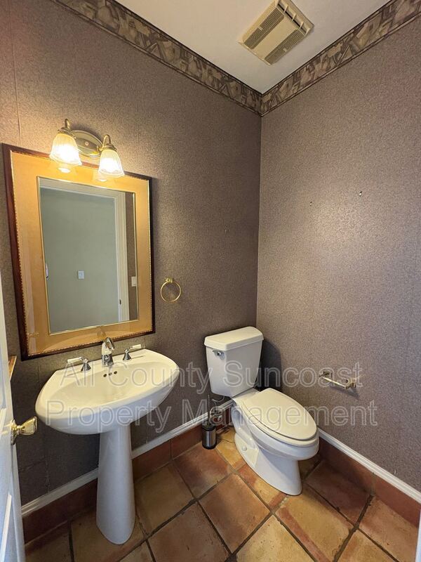 Building Photo - 2600 Lucerne Dr