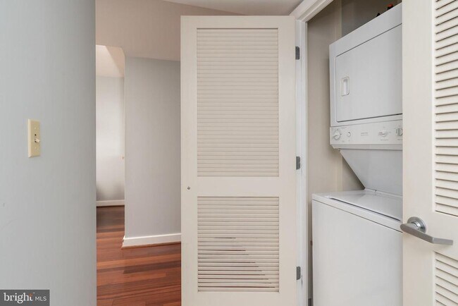 Building Photo - 1150 K St NW