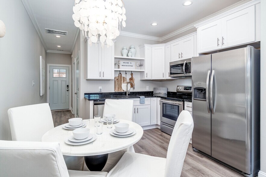 Brand new beach cottage! Public beach access at end of the street (4 min walk)! Welcome to Blue Salt Cottage! - 103 S 13th St