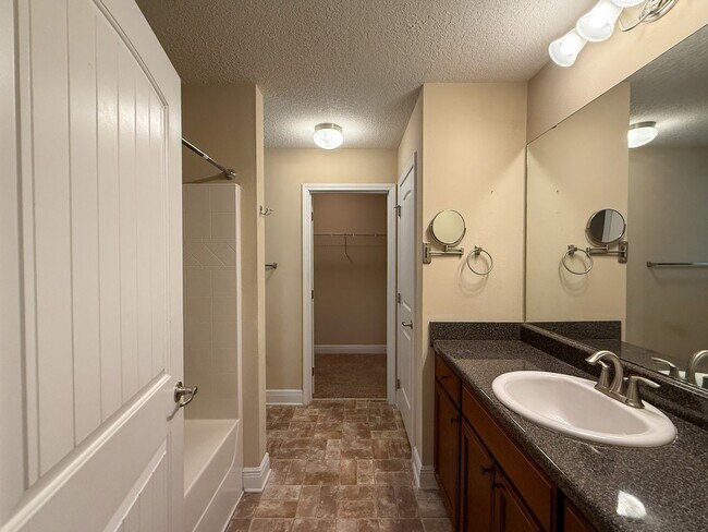 Building Photo - 3 Bedroom 2 Bath Home for Rent with Charmi...
