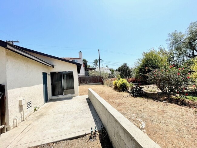 Building Photo - 3 Bedroom 2 Bath with Garage!