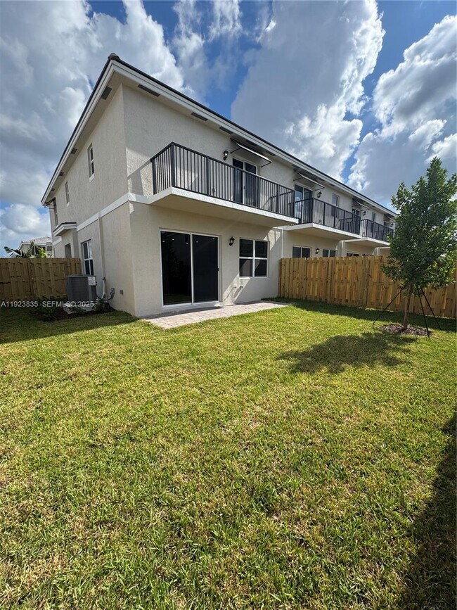 Building Photo - 196 NE 13th Ave