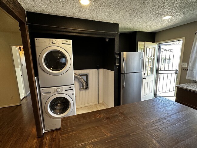 Building Photo - ***Available late-July*** Charming Home in...