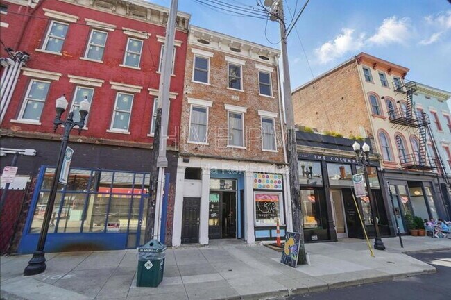 Building Photo - 107 W Elder St