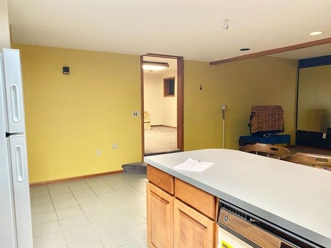 Building Photo - Spacious & Beautiful 1 Bedroom, 1 Bath Bas...