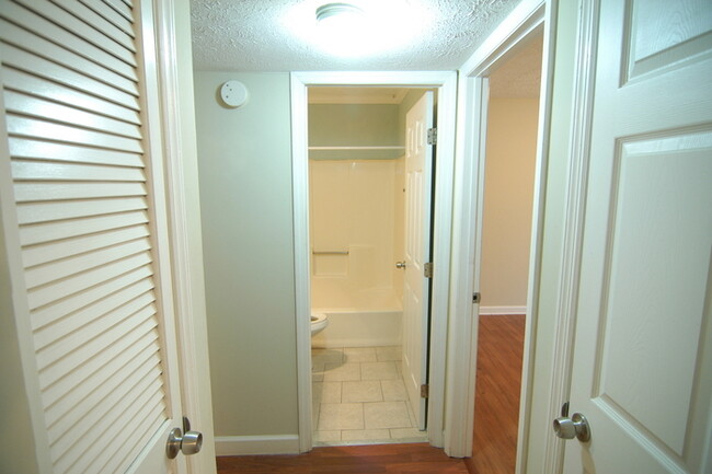 Building Photo - Renovated East Nashville Duplex!