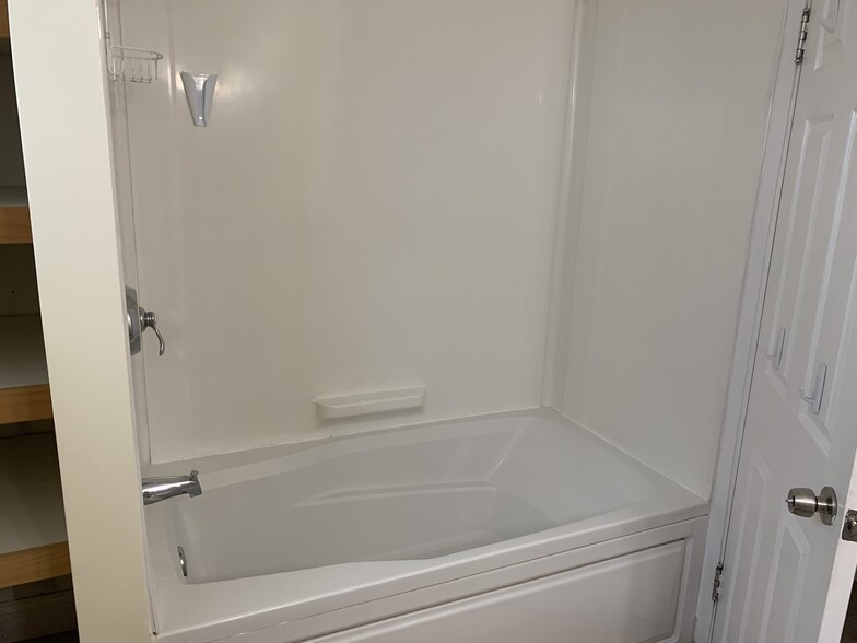 Building Photo - 8 Walnut St