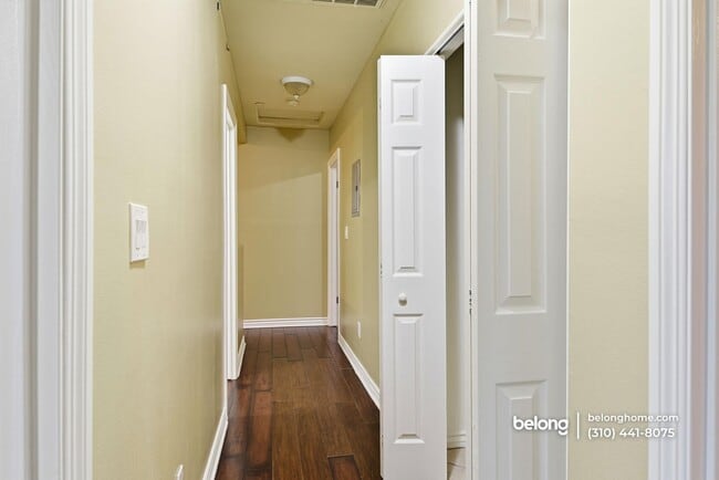 Building Photo - 1614 W 39th Pl