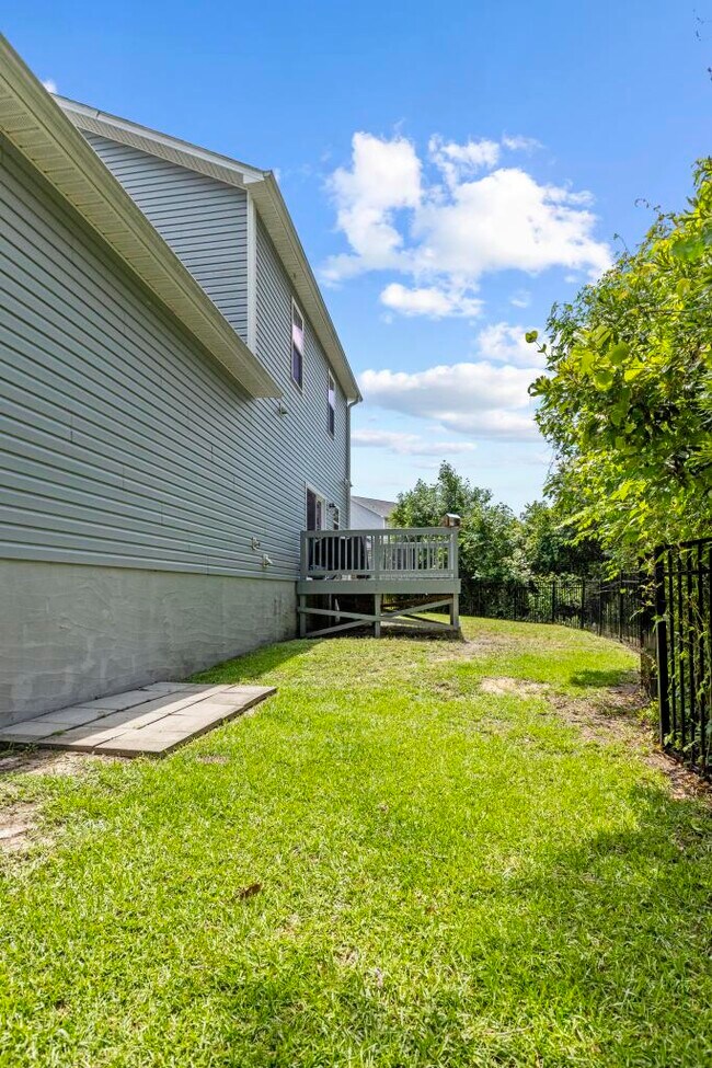 Building Photo - 205 Bangor Ct