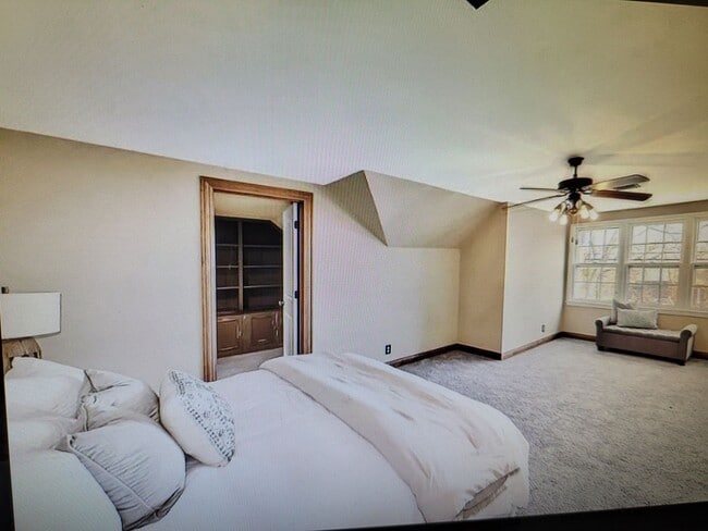 Building Photo - 3 Bed  2 1/2 Bath