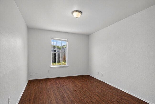 Building Photo - 5-bedroom, 3 bathrooms House for Rent