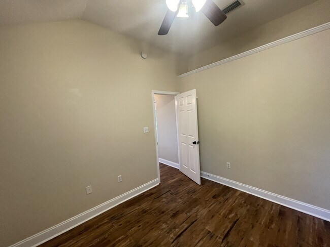 Building Photo - 858 Van Dyke Dr