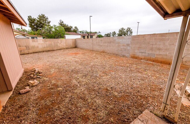 Building Photo - Charming Cul De Sac Home with Fireplace, Central A/C & Garage!