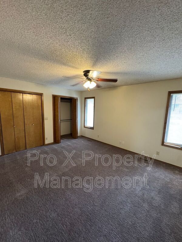 Building Photo - 300 W Streamside Ct