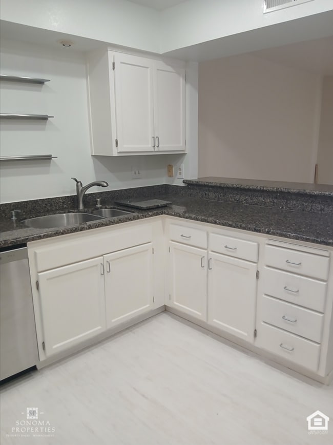 Building Photo - 3 Bedroom, 2.5 Bathroom Townhouse, Located...