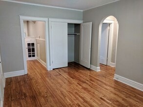 Building Photo - Charming 1 bedroom Apartment. Professional...