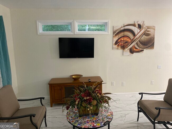 Building Photo - 825 S Forest Lake Dr