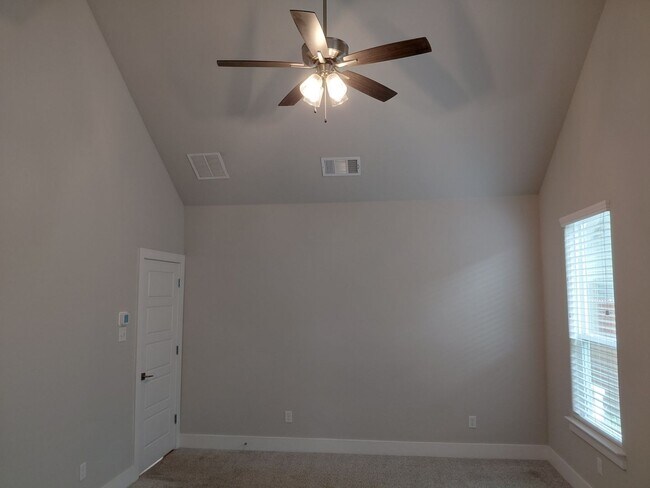 Building Photo - 3/2/2 - FENCED BACKYARD!!! GREAT NEIGHBORHOOD - Godley ISD - Summer Specials!