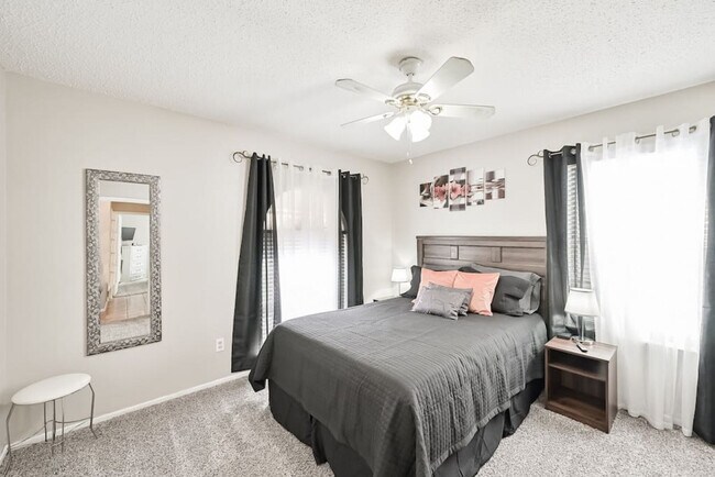 Building Photo - 1712 Meadowlane Terrace