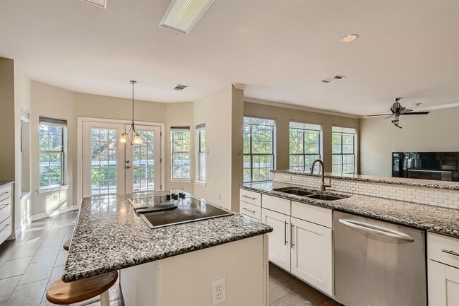 Building Photo - 9256 Scenic Bluff Dr