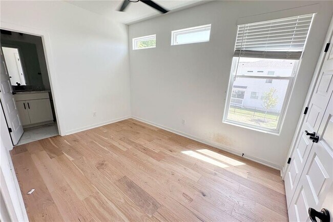 Building Photo - 1320 Van Buren Ave