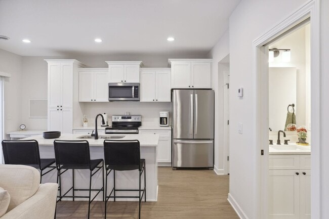 Building Photo - 3 Bedroom Townhome