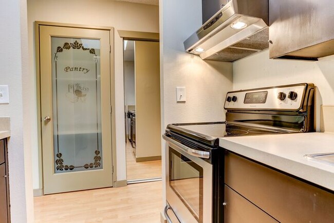 Building Photo - HUGE 1bed/1bath Downtown Living Available ...
