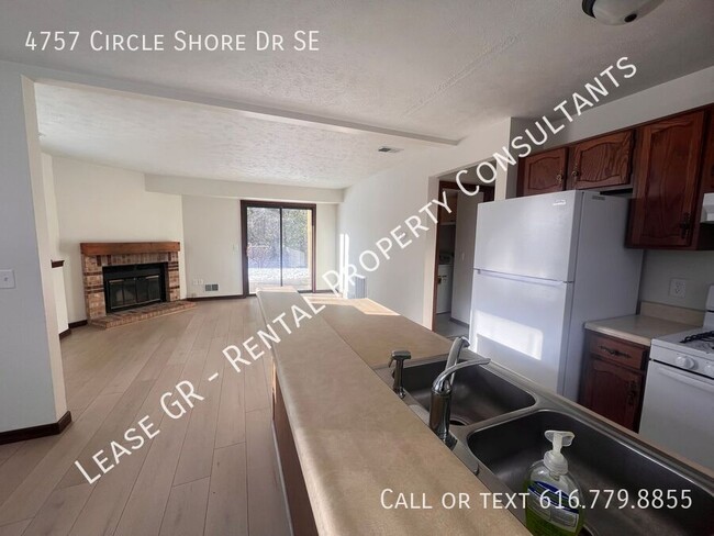 Building Photo - Two Bedroom Duplex in Kentwood!