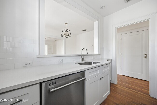 Building Photo - 3110 Oak St