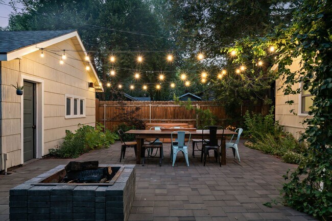 Building Photo - Furnished Downtown Bungalow!