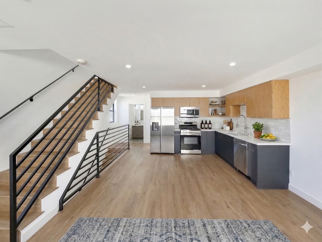 Building Photo - Massive 4 & 5 Bed Luxury Townhomes