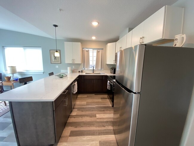 Building Photo - Fully Furnished 2 Bedroom 1 Bath Condo | T...