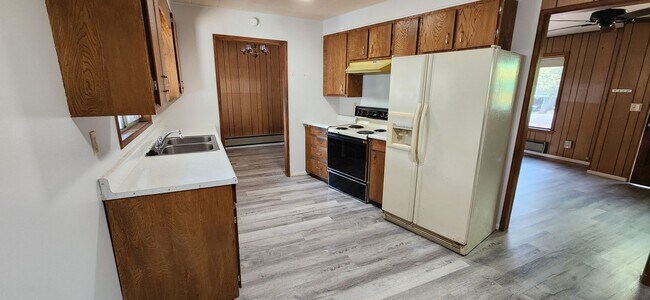 Building Photo - Mountain Chalet Home Available Now!