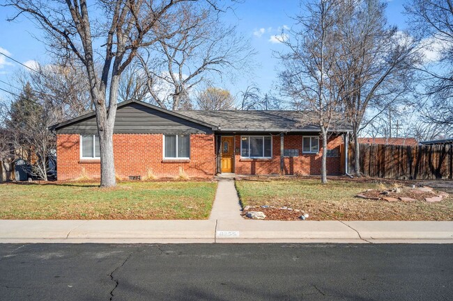 Building Photo - Updated 3BD, 2BA Wheat Ridge House with Pr...