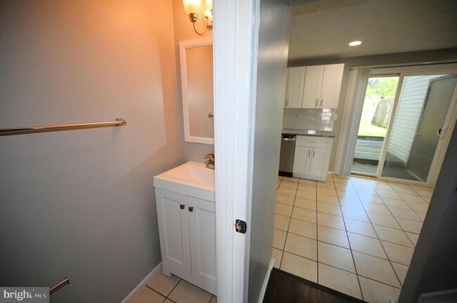 Building Photo - 2103 Tanglewood Dr