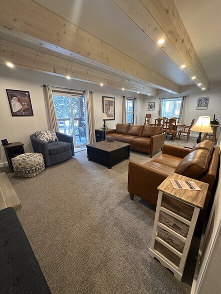 Building Photo - 700 Snowberry Ln