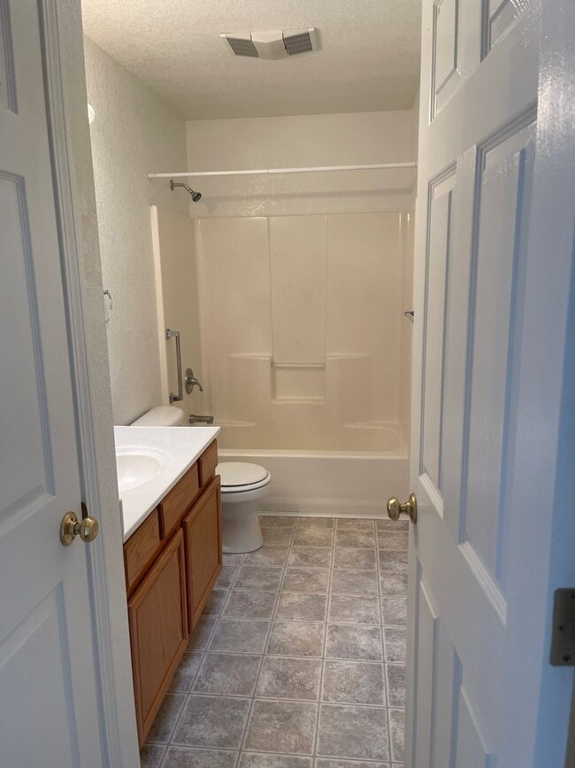 Building Photo - 3 Bed 2 Bath Available Now!! This is a Mon...
