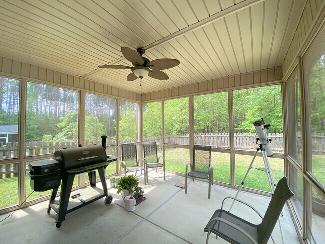 Building Photo - 351 Maplewood Dr