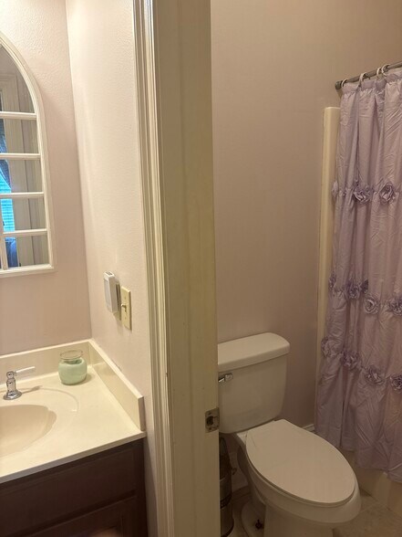 Bathroom for 2nd bedroom yes private bathrooms for each bedroom - 21 Oak Alley Ln