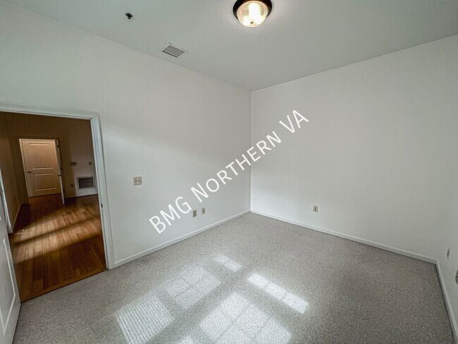 Building Photo - 309 Holland Ln