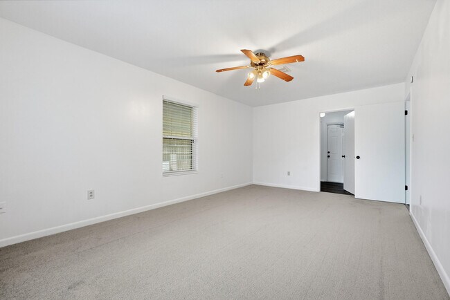 Building Photo - 1416 Palm Blvd S