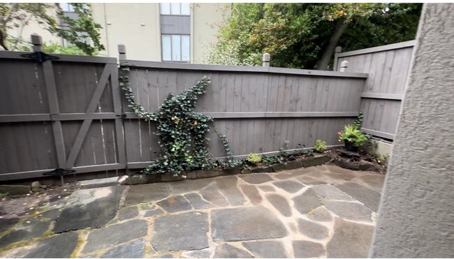 Private slate courtyard - 25 Ivy Sq NE