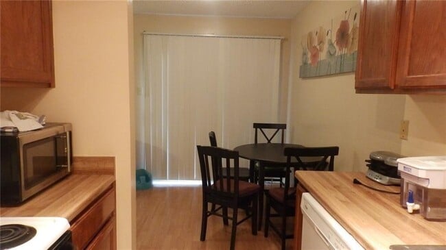 Building Photo - 8500 Lyndon Ln