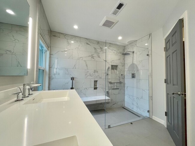 Building Photo - Charming 3 Bedroom 2 Bath Home in Old Town...