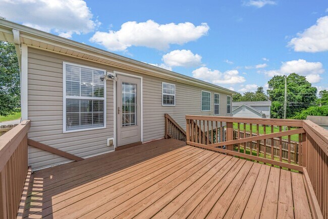 Building Photo - Pet Friendly Three Bedroom with Basement!