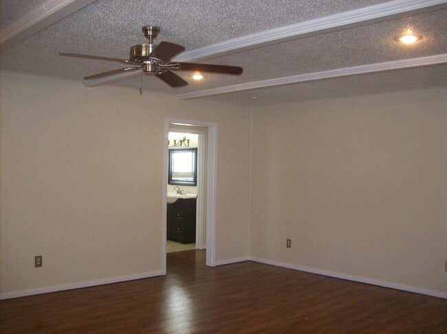 Building Photo - Great updated 4 bedroom 2.5 bath home, 2 c...